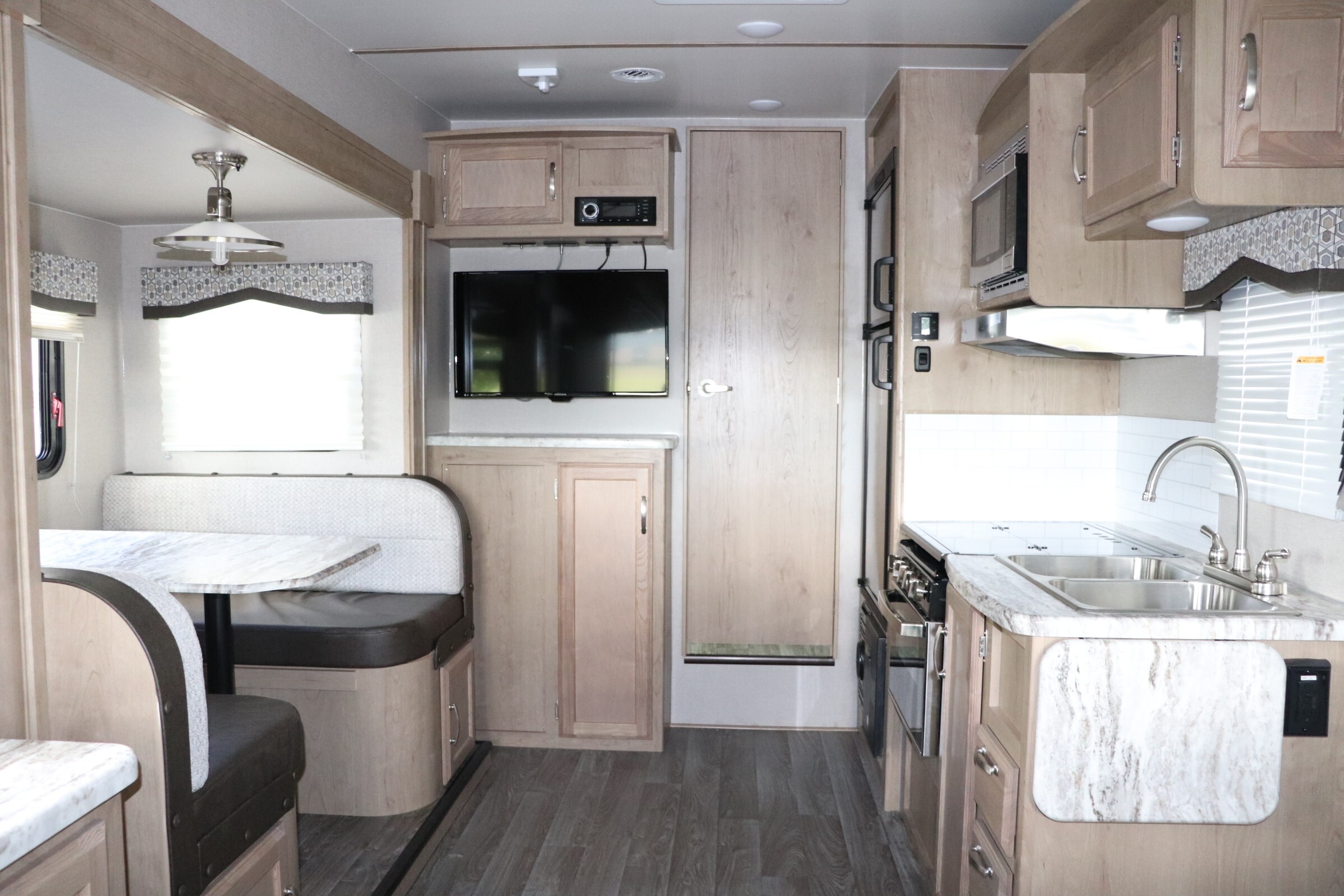 2020 Winnebago Micro Minnie Fifth Wheel 2405RL For Sale in Salem, OR