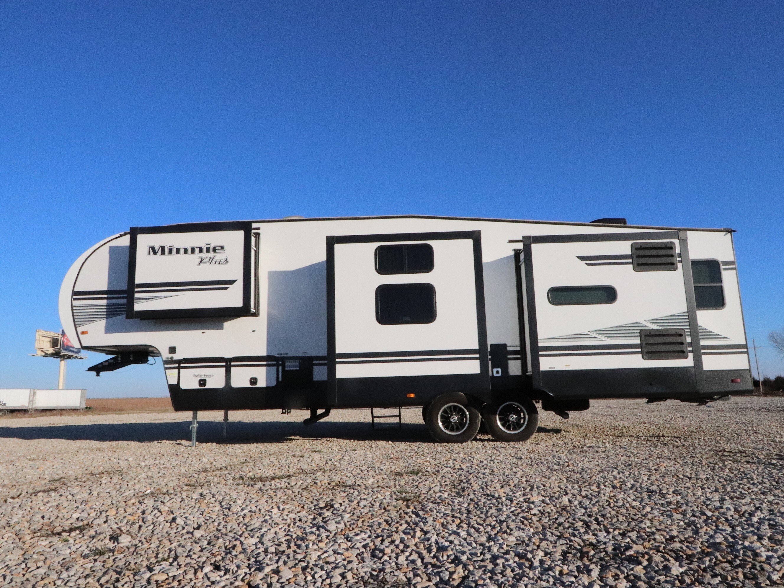 2020 Winnebago Minnie Plus Fifth Wheel 29MBH For Sale in Ottawa, KS