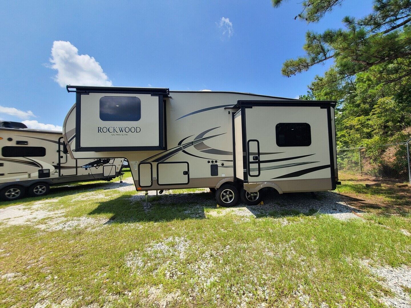 2018 Forest River Rockwood Ultra Lite Fifth Wheel 2440WS For Sale in