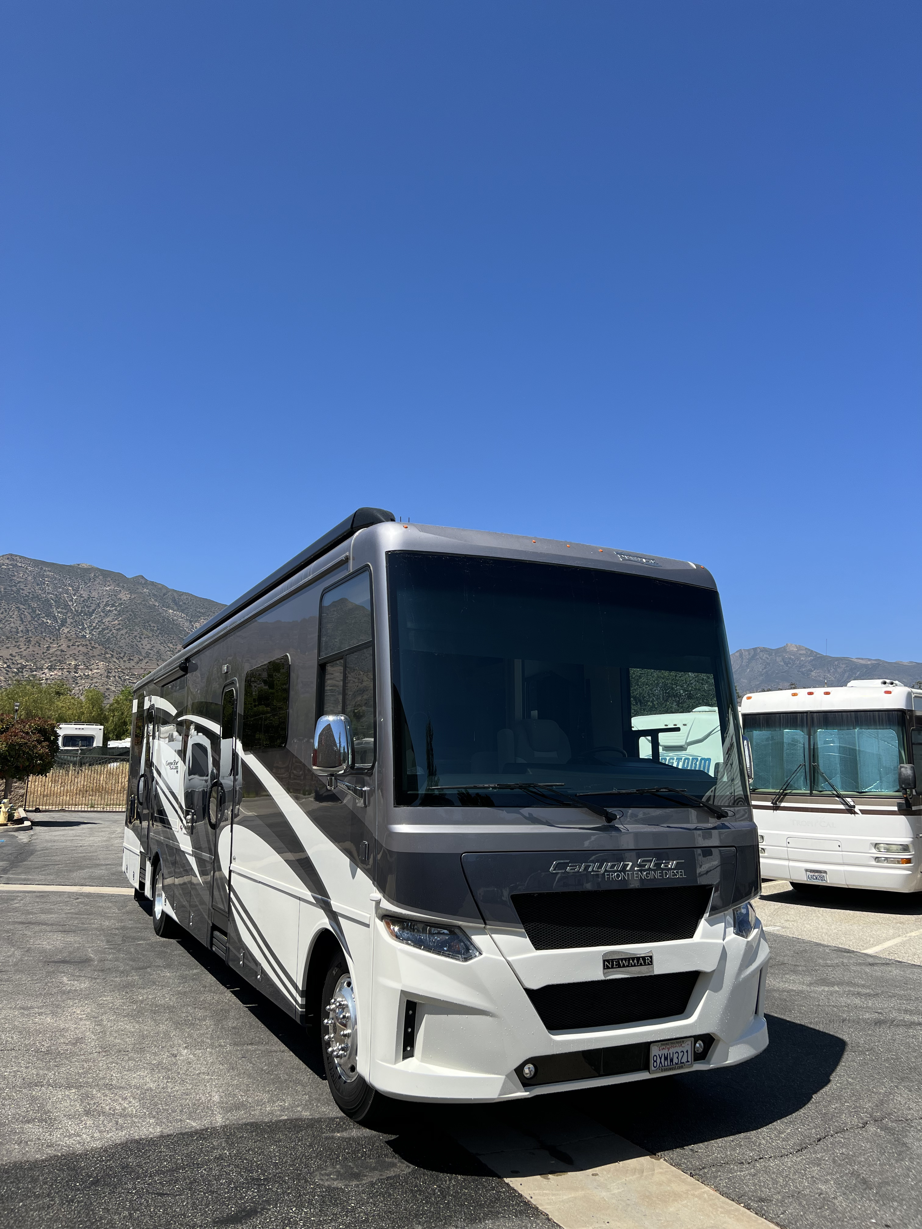 Newmar Canyon Star 3927